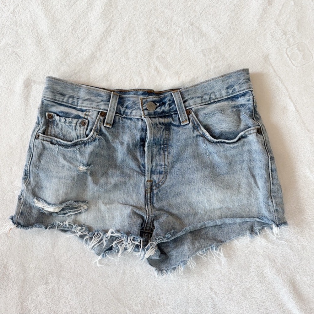 Levi’s 501 Distressed Denim Cutoff Shorts Light Wash Frayed Hem W26